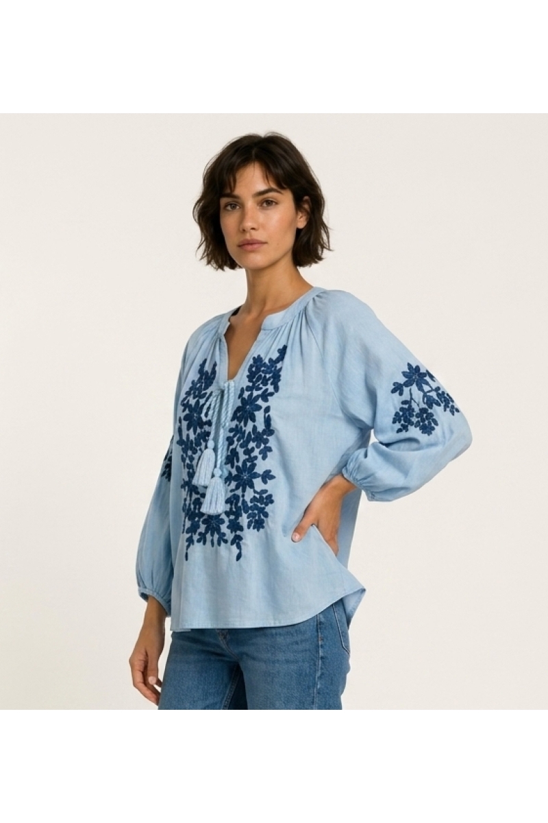 Schwarze Langarm-Bauernbluse mit V-Ausschnitt, Bindeband und cremefarbener Blumenstickerei. Leinenoptik, 3/4-Ansicht.