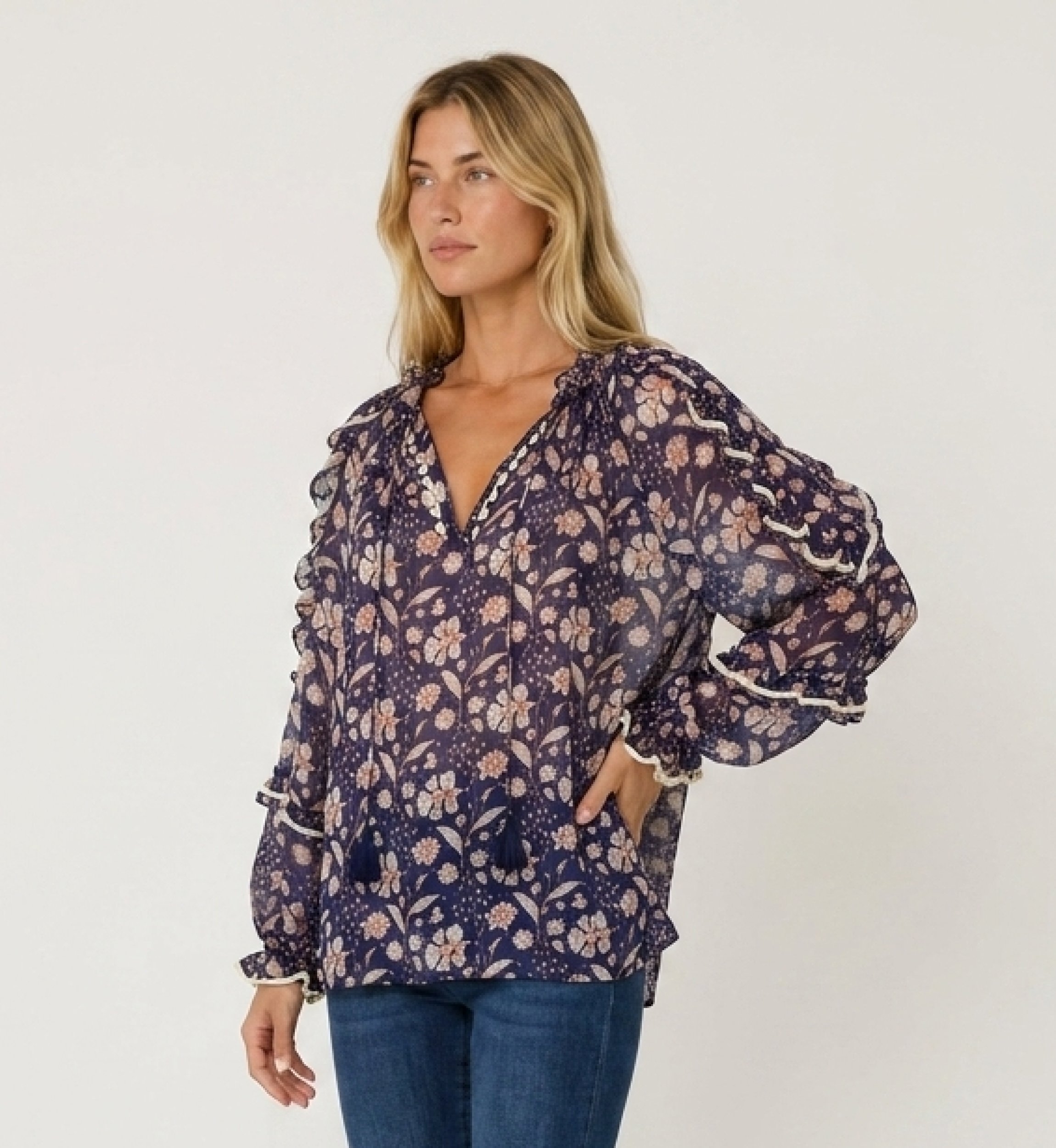 Blouse transparente bleu marine à motif floral blanc et pêche, manches longues à volants, col V avec liens, coupe ample, vue tro