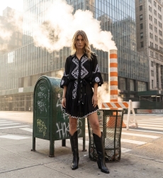 Robe courte chic et moderne pour femme, élégante, photographiée dans un cadre urbain avec des éléments industriels.