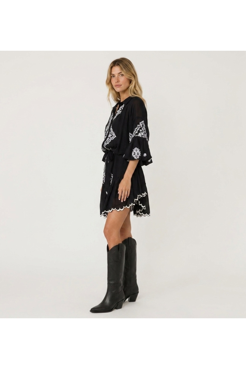 Vestido corto elegante para mujer, en vista tres cuartos. Ideal para verano o eventos nocturnos, con corte favorecedor.