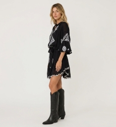 Vestido corto elegante para mujer, en vista tres cuartos. Ideal para verano o eventos nocturnos, con corte favorecedor.
