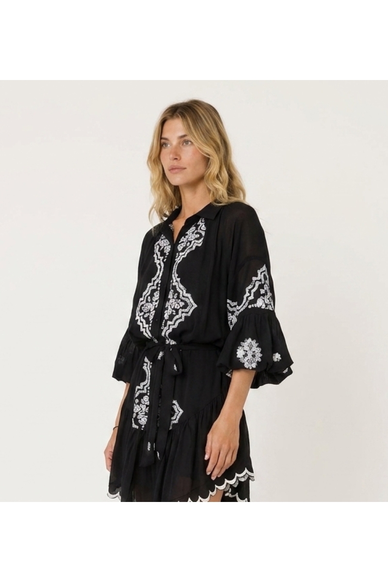 Robe courte féminine, vue de trois-quarts, parfaite pour un look chic et confortable au quotidien.
