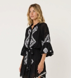 Vestido corto moderno para mujer, presentado en una vista de tres cuartos, perfecto para cualquier ocasión especial.