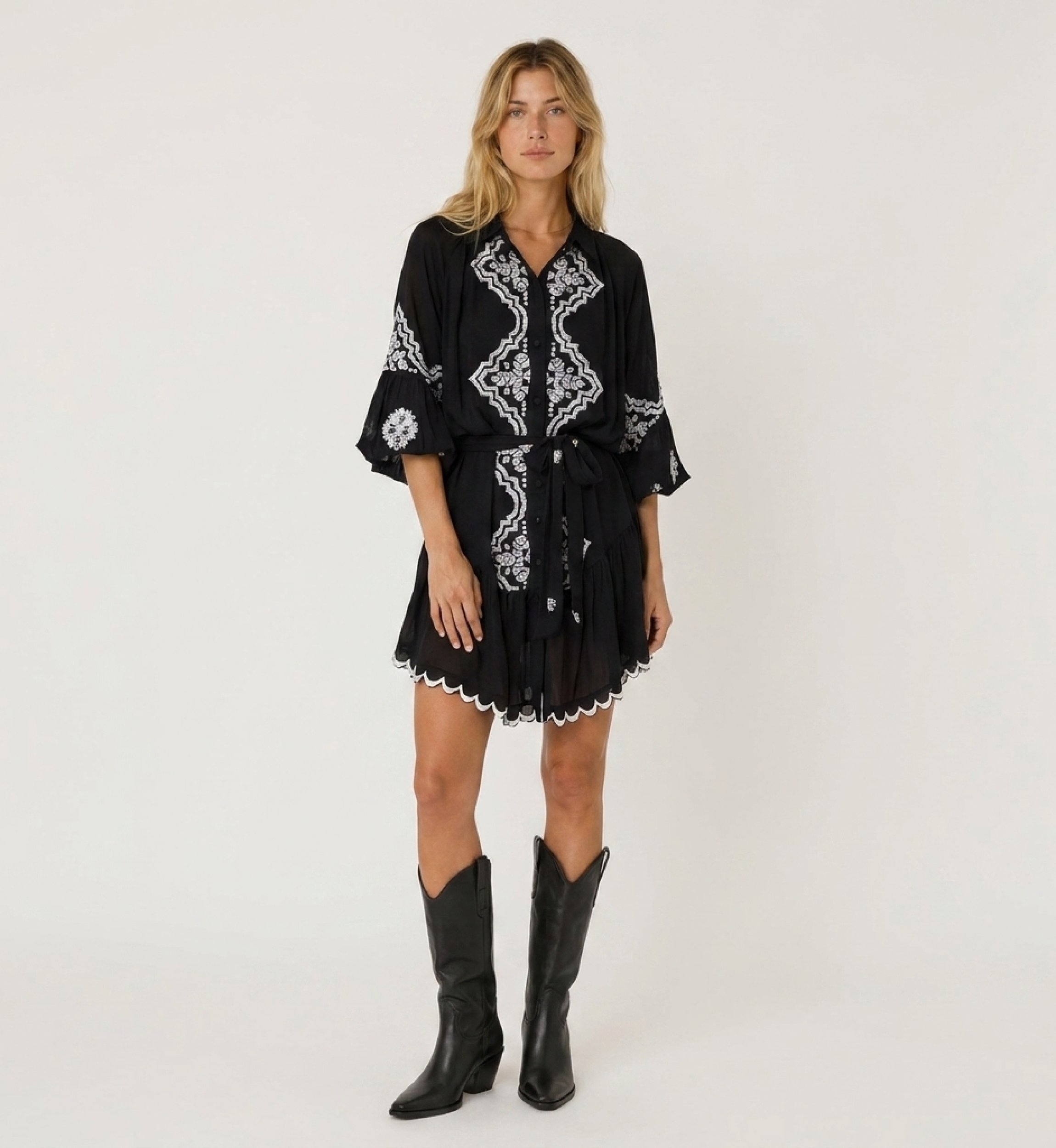 Vue de face d'une robe courte chic et élégante, polyvalente, idéale pour diverses occasions, en tissu léger.