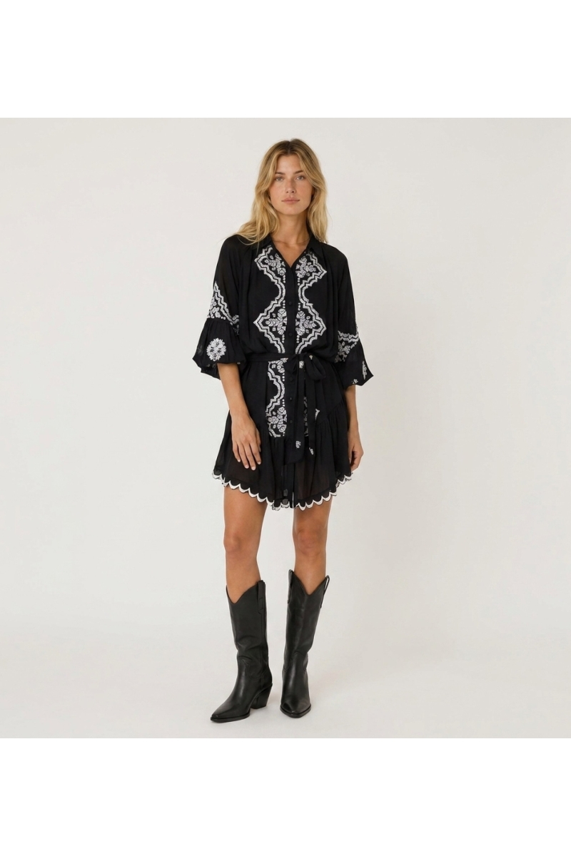 Vue de face d'une robe courte chic et élégante, polyvalente, idéale pour diverses occasions, en tissu léger.