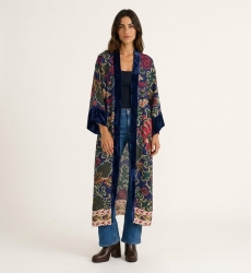 Kimono lungo bordeaux, vestibilità ampia, fantasia floreale e paisley rosa, giallo, blu. Bordo in velluto rosso scuro, vista fro