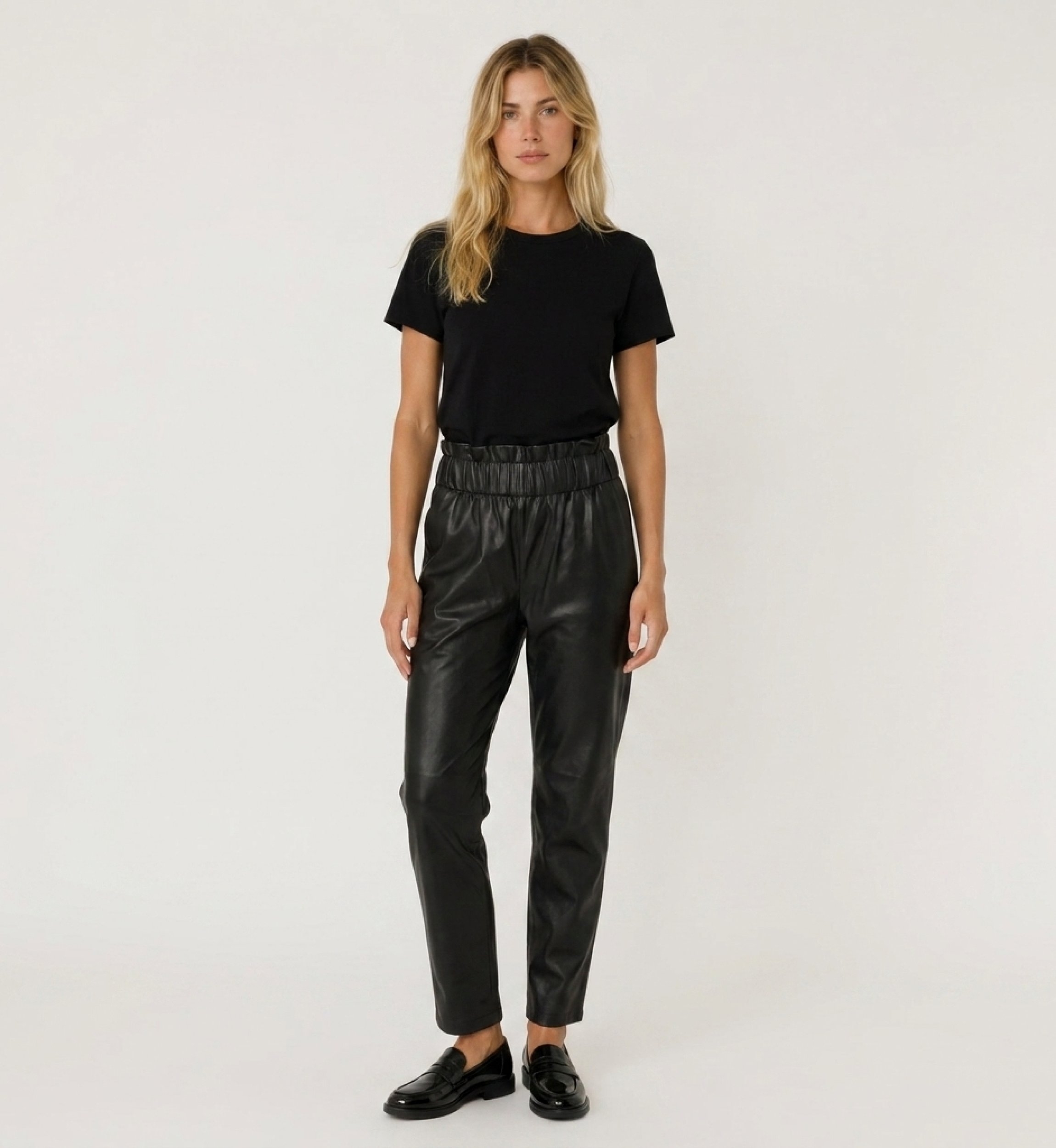 Lederhose in Vorderansicht. Schmale, moderne Passform, perfekt für einen eleganten und stilvollen Look.