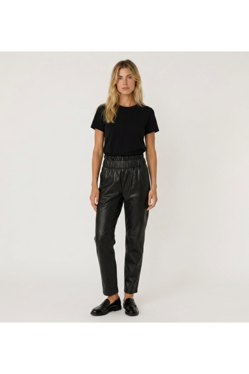 Pantalon en cuir, vue de face. Coupe moderne et ajustée, parfait pour un style élégant et contemporain.