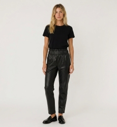 Pantalones de cuero, vista frontal. Diseño de corte ajustado, ideal para un estilo moderno y sofisticado.
