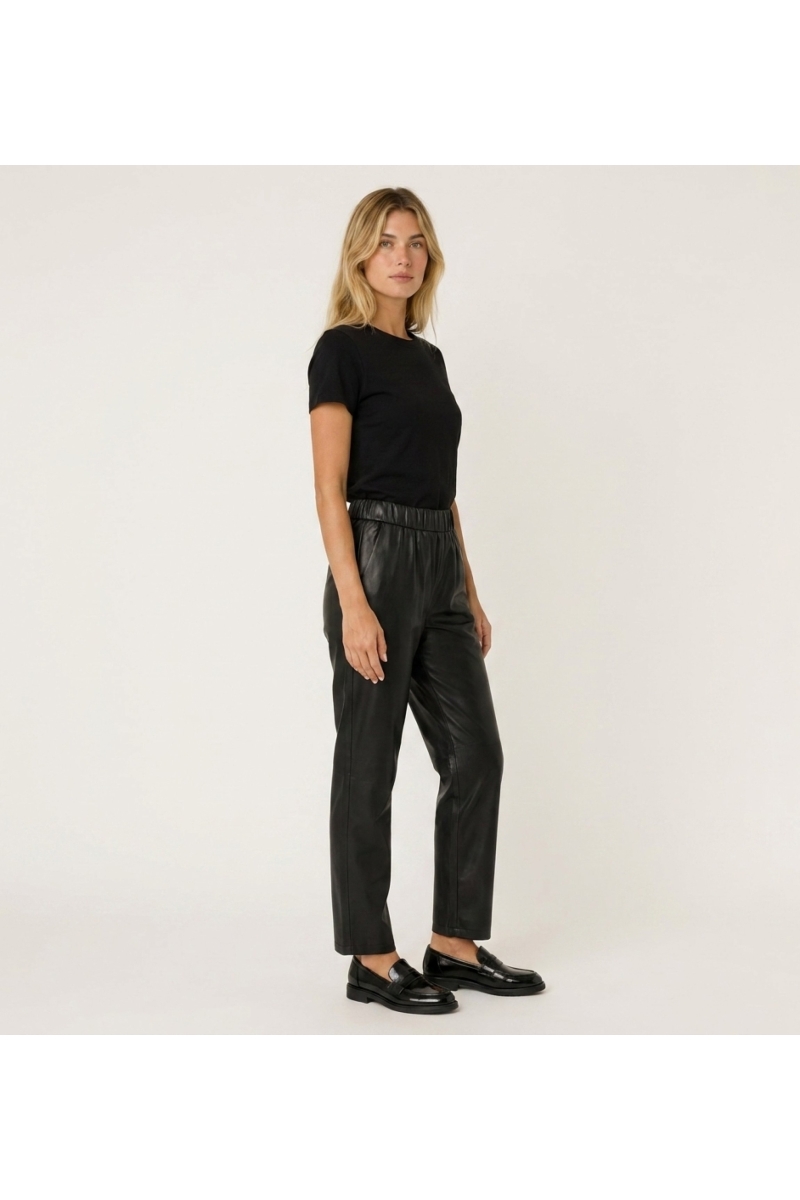 Elegante Damen-Lederhose aus echtem Leder, in Dreiviertel-Seitenansicht. Moderner, figurbetonter Schnitt.