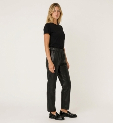Pantalon en cuir élégant pour femme, présenté en vue de trois-quarts de côté. Coupe moderne et ajustée.