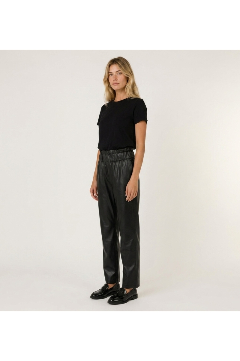 Pantalon en cuir noir pour femme, coupe ajustée, vue de trois quarts côté, mettant en valeur sa ligne et sa texture.
