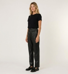 Pantalon en cuir noir pour femme, coupe ajustée, vue de trois quarts côté, mettant en valeur sa ligne et sa texture.