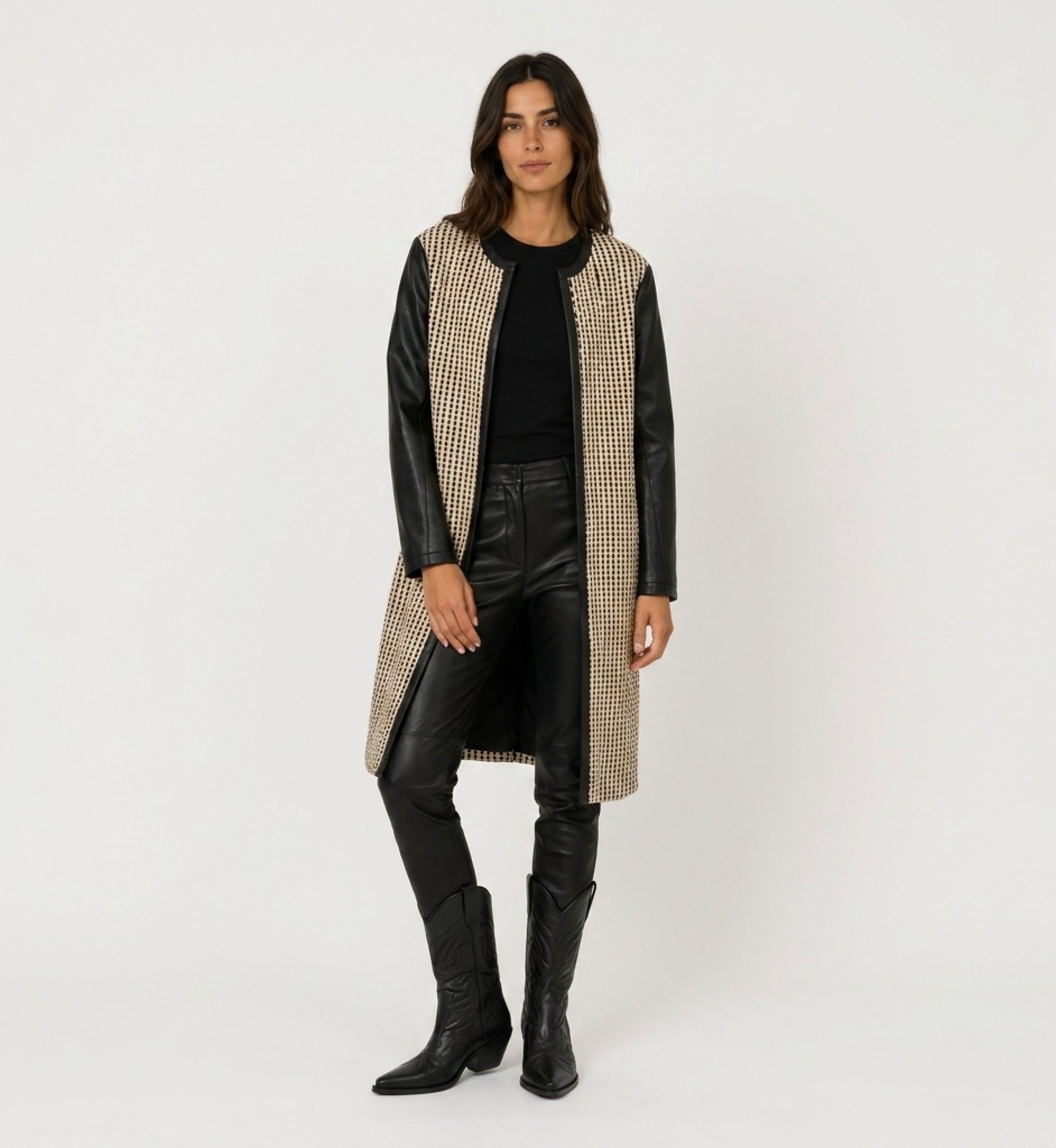 Veste longue sans col ouverte, noire et beige, en tissu tissé avec manches en similicuir, vue de face.