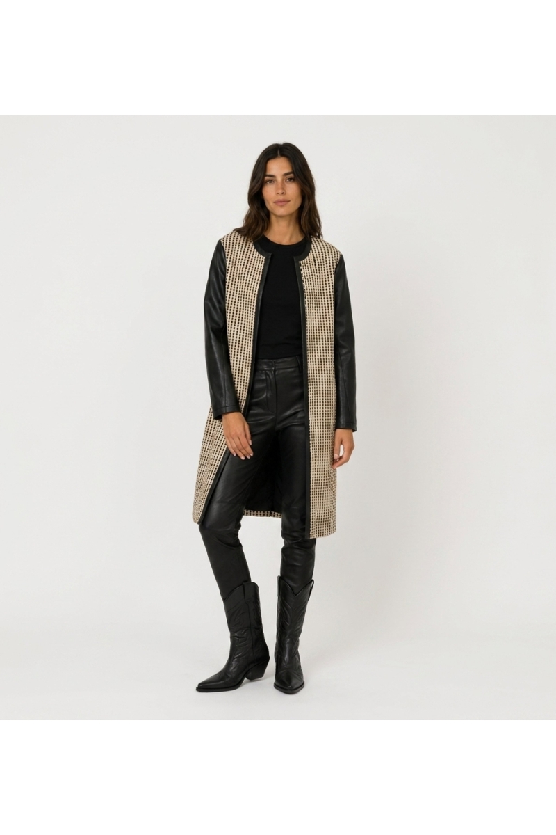 Veste longue sans col ouverte, noire et beige, en tissu tissé avec manches en similicuir, vue de face.