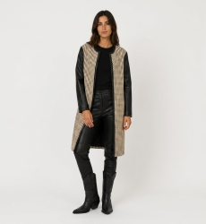 Veste longue sans col ouverte, noire et beige, en tissu tissé avec manches en similicuir, vue de face.