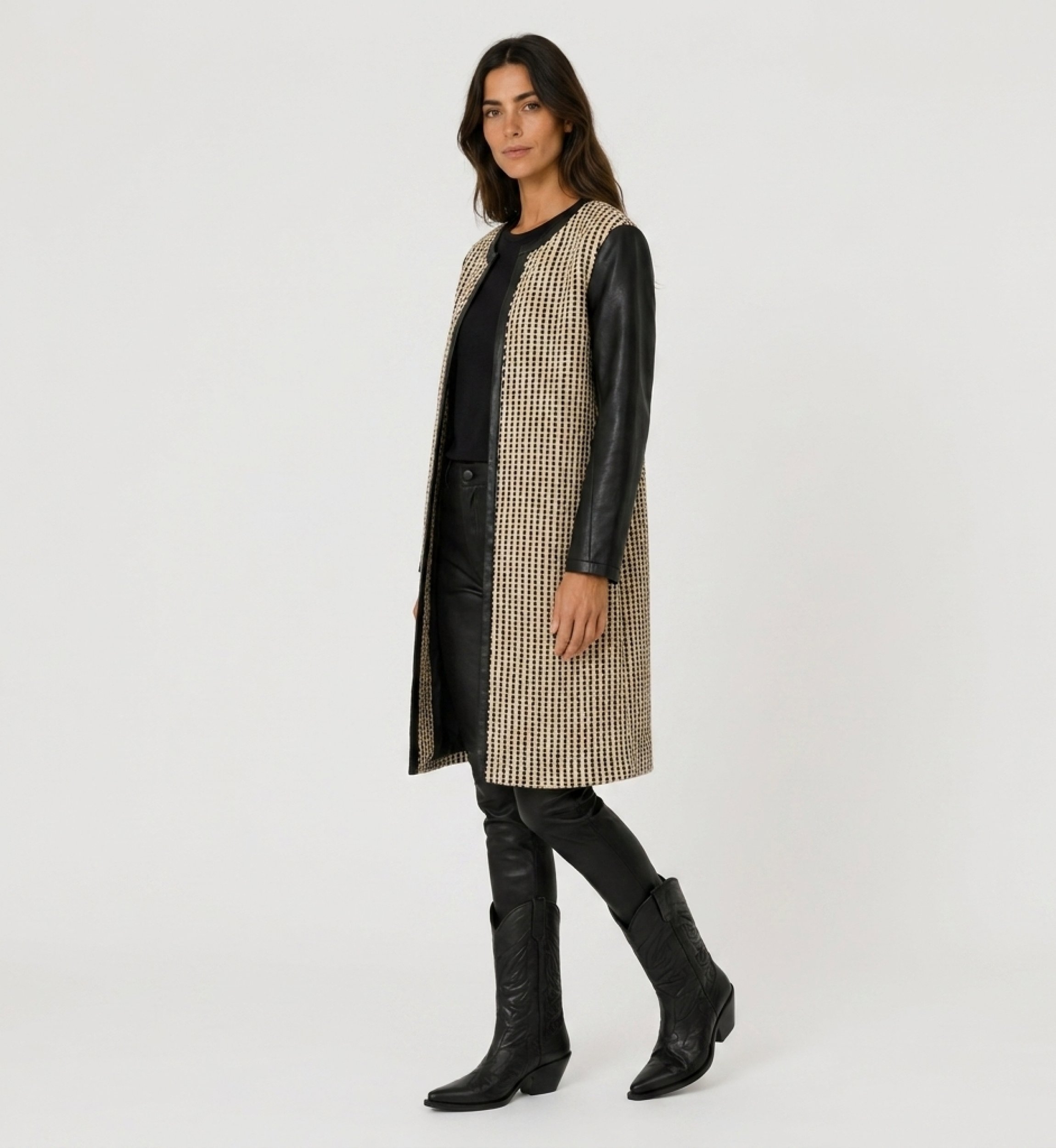 Manteau long sans col, tissé noir et beige, ouvert, manches et garnitures en similicuir noir, vue de côté.