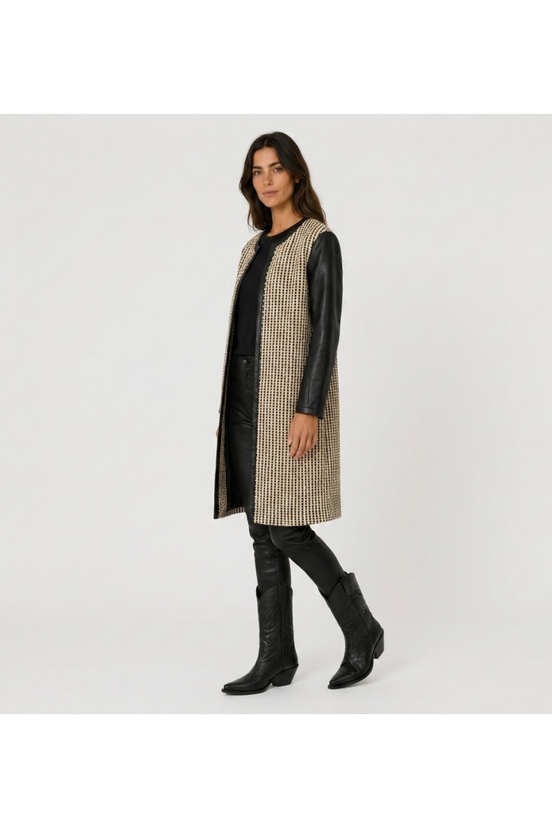 Manteau long sans col, tissé noir et beige, ouvert, manches et garnitures en similicuir noir, vue de côté.
