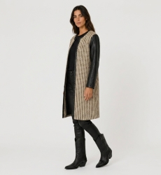 Manteau long sans col, tissé noir et beige, ouvert, manches et garnitures en similicuir noir, vue de côté.