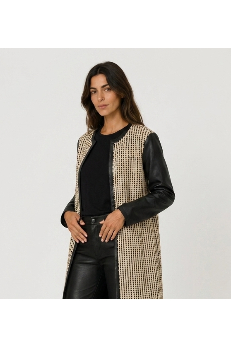 Chaqueta larga sin cuello, abierta, de tejido negro y beige, con mangas y ribetes de polipiel negra.
