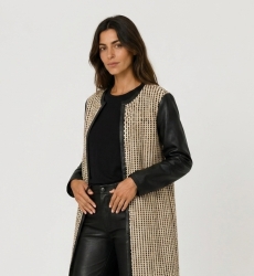 Manteau long sans col, ouvert, noir et beige tissé, avec manches et bordures en similicuir noir.
