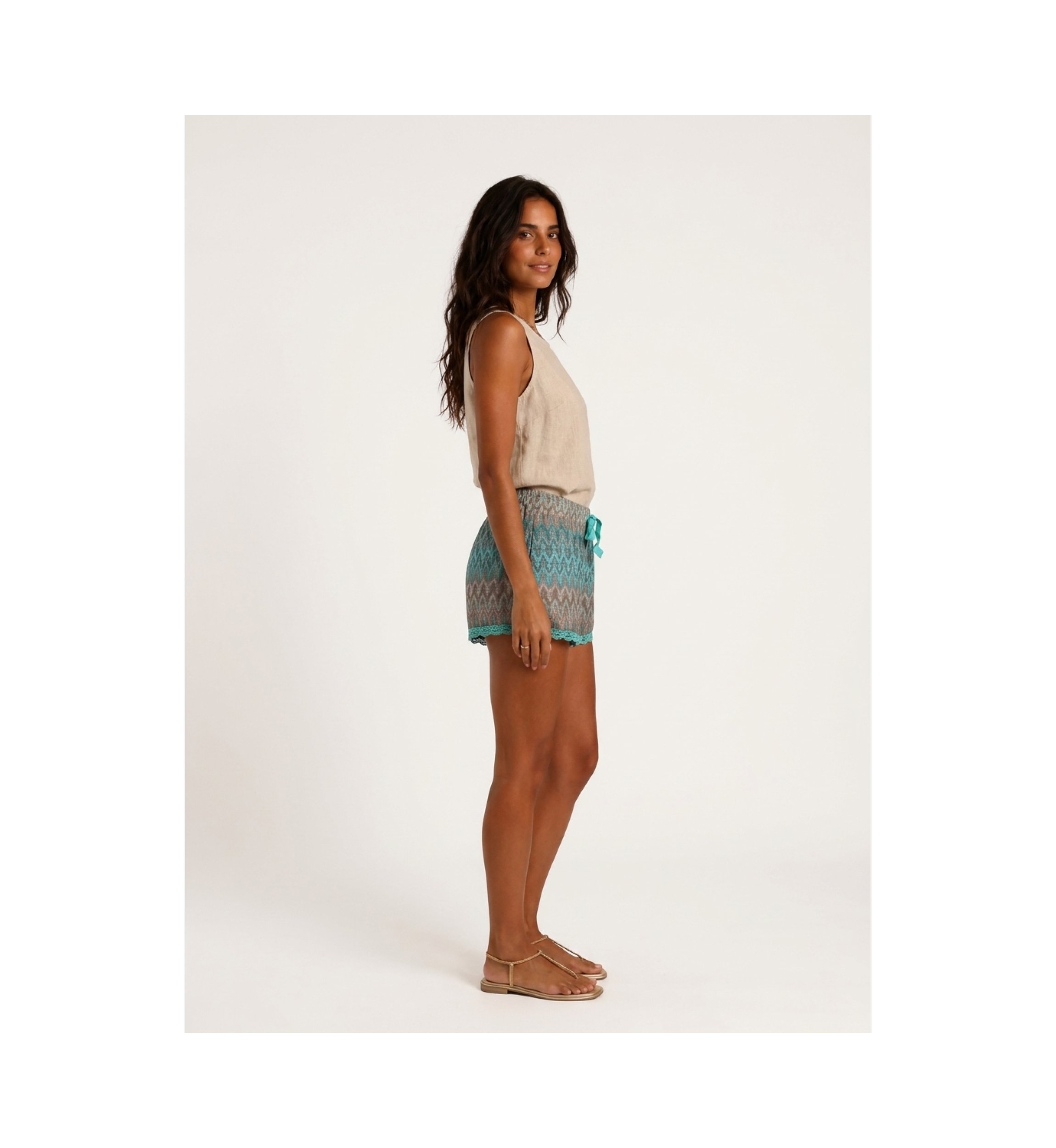 Short femme tendance porté par un mannequin, vue de côté gauche, idéal pour la mode estivale.