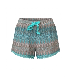 Vista frontal de un short de mujer versátil, diseño casual y cómodo, perfecto para el verano.