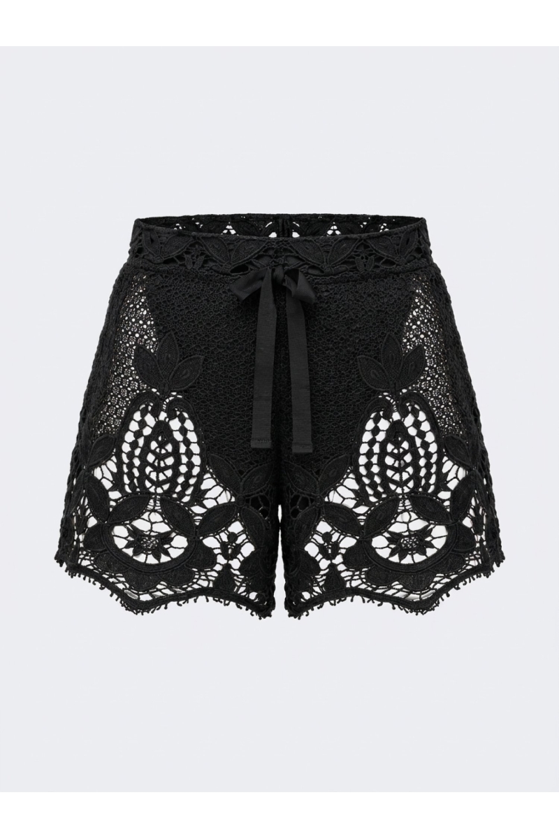 Schwarze locker sitzende Häkelshorts mit detaillierten Blumen- und Blattmustern und einem Kordelzug in der Taille.
