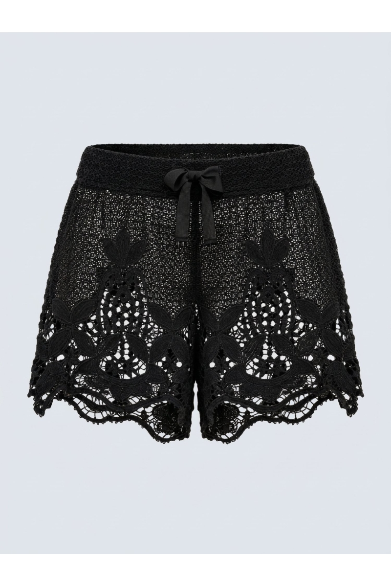 Schwarze Häkelshorts mit lockerer Passform, aufwendigen Blumen- und Blattmustern, Kordelzug in der Taille.