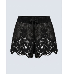 Short negro de croché de corte holgado con intrincados motivos florales y de hojas, cintura con cordón.