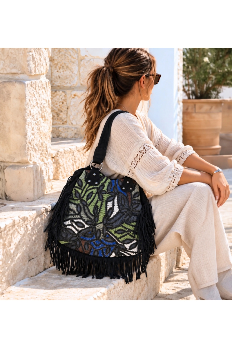 Schwarze Ledertasche mit langen Fransen | Miss June Paris
