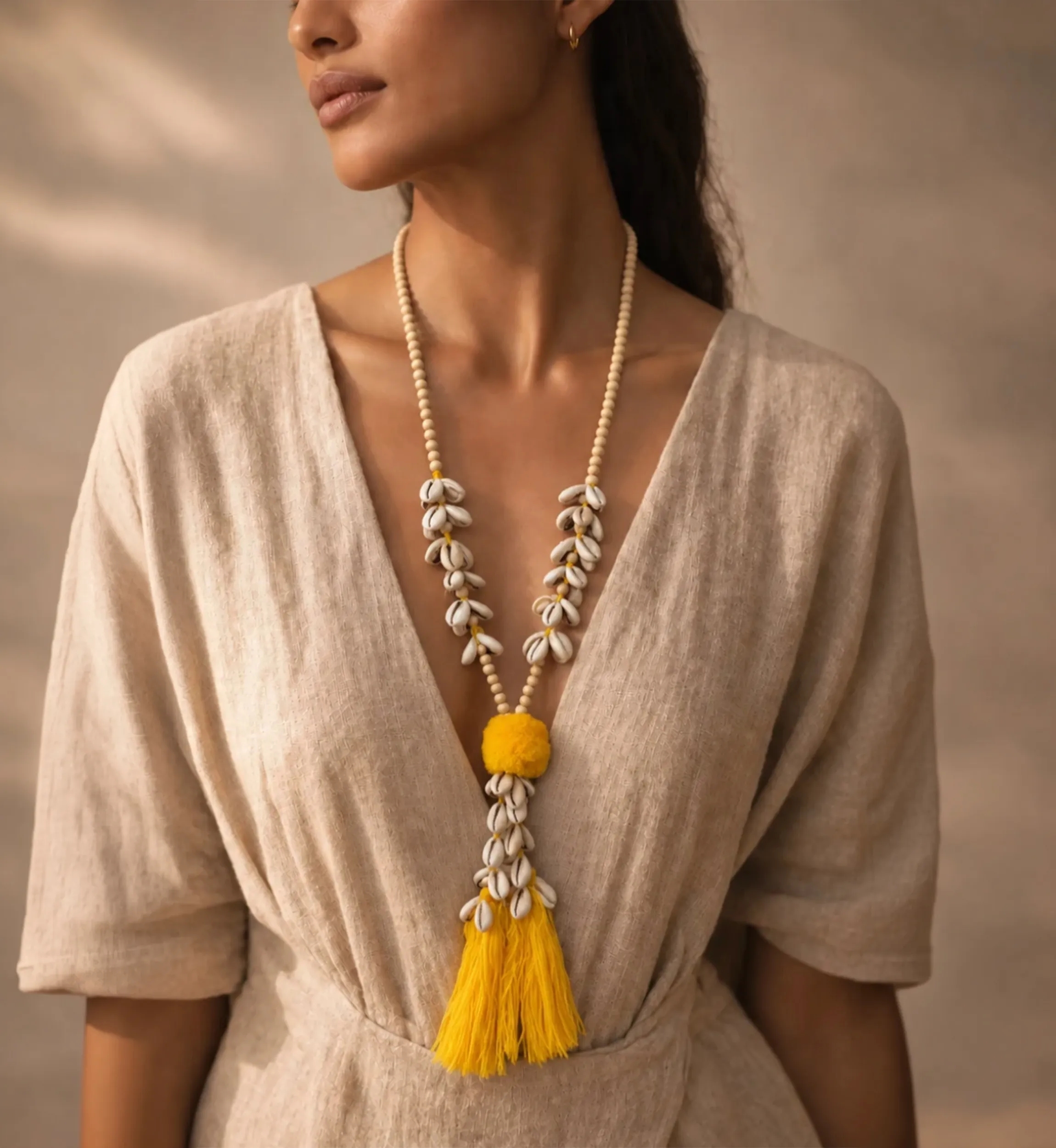 Collier Cord à cauris et pompon jaune | Miss June Paris