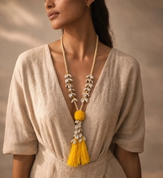 Collier Cord à cauris et pompon jaune | Miss June Paris