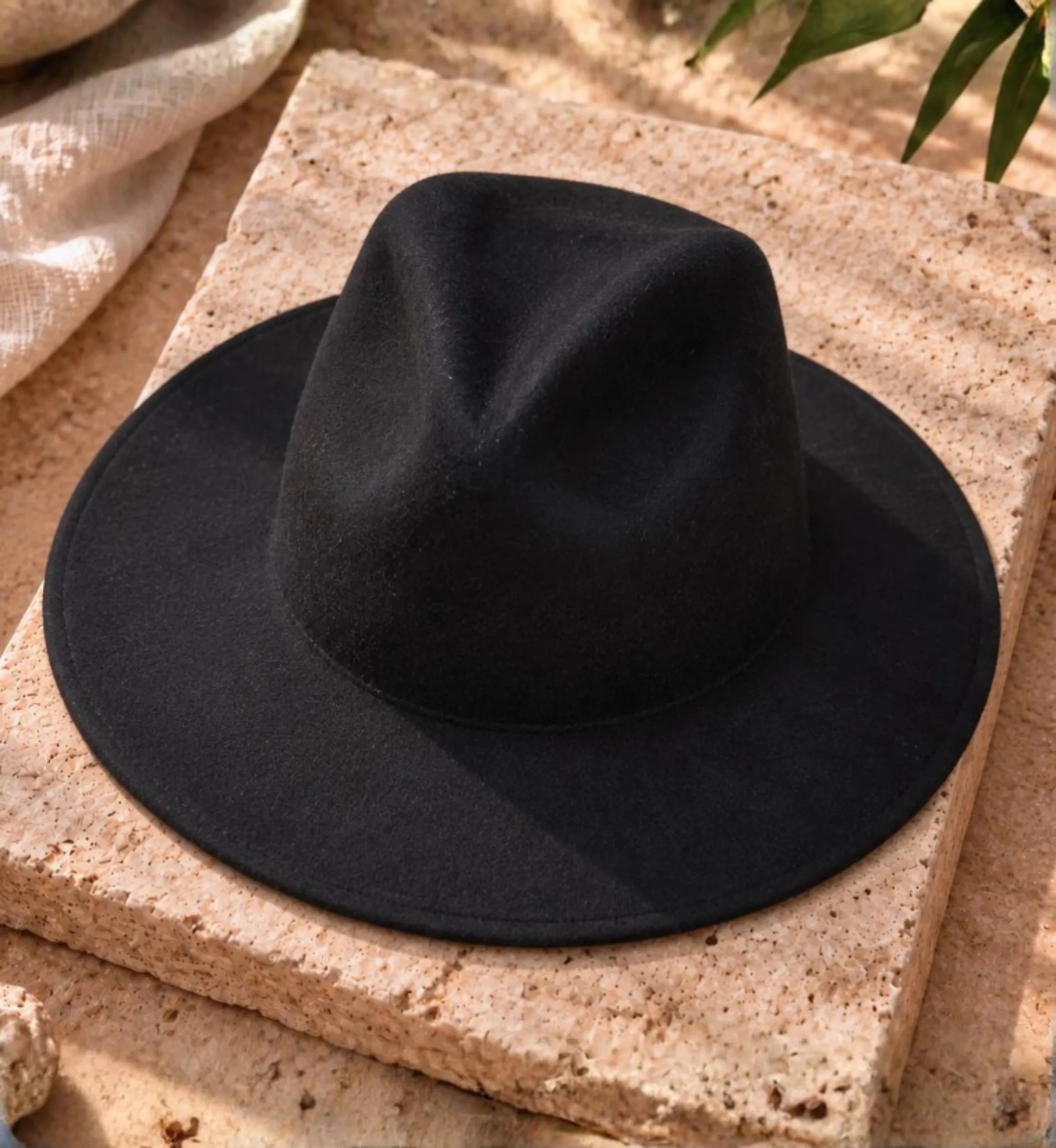 Wide-brimmed black hat | Miss June Paris
