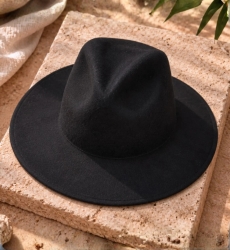 Wide-brimmed black hat | Miss June Paris