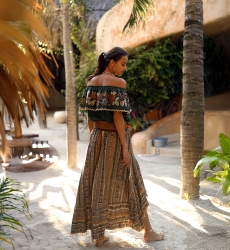 Top con hombros descubiertos Chiquita – Motivo floral bordado – Estilo bohemio – Miss June Paris – 3