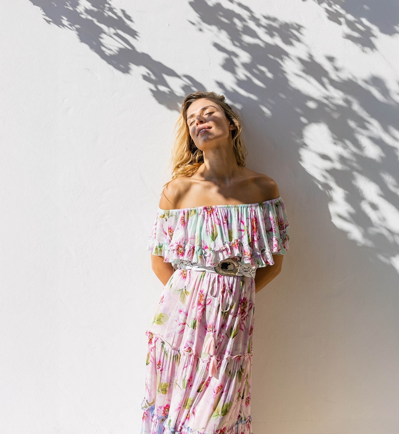 Robe Longue Roses - rose/multicouleur - manche courte  -épaules dénudées - fleurie -  - Miss June Paris - 3