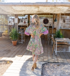 Vestido curto Meadow – Verde – Estampa floral – Peitilho decorado – Manga longa – Boêmio – Miss June Paris – 3