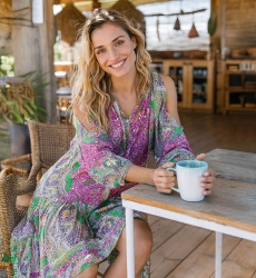 Vestido curto Meadow – Verde – Estampa floral – Peitilho decorado – Manga longa – Boêmio – Miss June Paris – 2