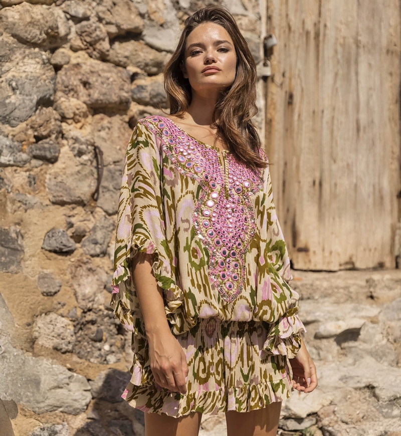 Mini-Kleid FRESH: khaki/rosa Farbe - dekorierter Einsatz - Stickereien - lange Boho-Ärmel - Miss June Paris - 1