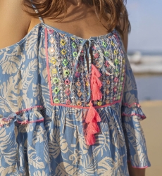 Kurzes Kleid JOE: blaue/lavendel Farbe - neon-pinke Details - florale Muster - dekorierter Einsatz - Miss June Paris - 4