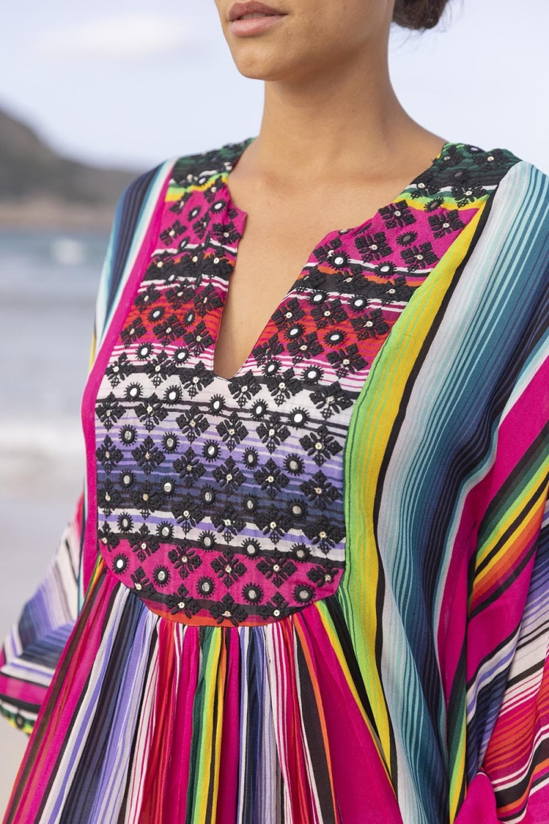 Langer Kaftan Waves - Bunte Streifen - Verzierter Brustlatz - Lange Ärmel - Miss June Paris - 4