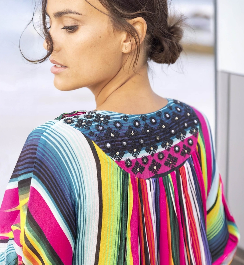 Langer Kaftan Waves - Bunte Streifen - Verzierter Brustlatz - Lange Ärmel - Miss June Paris - 3