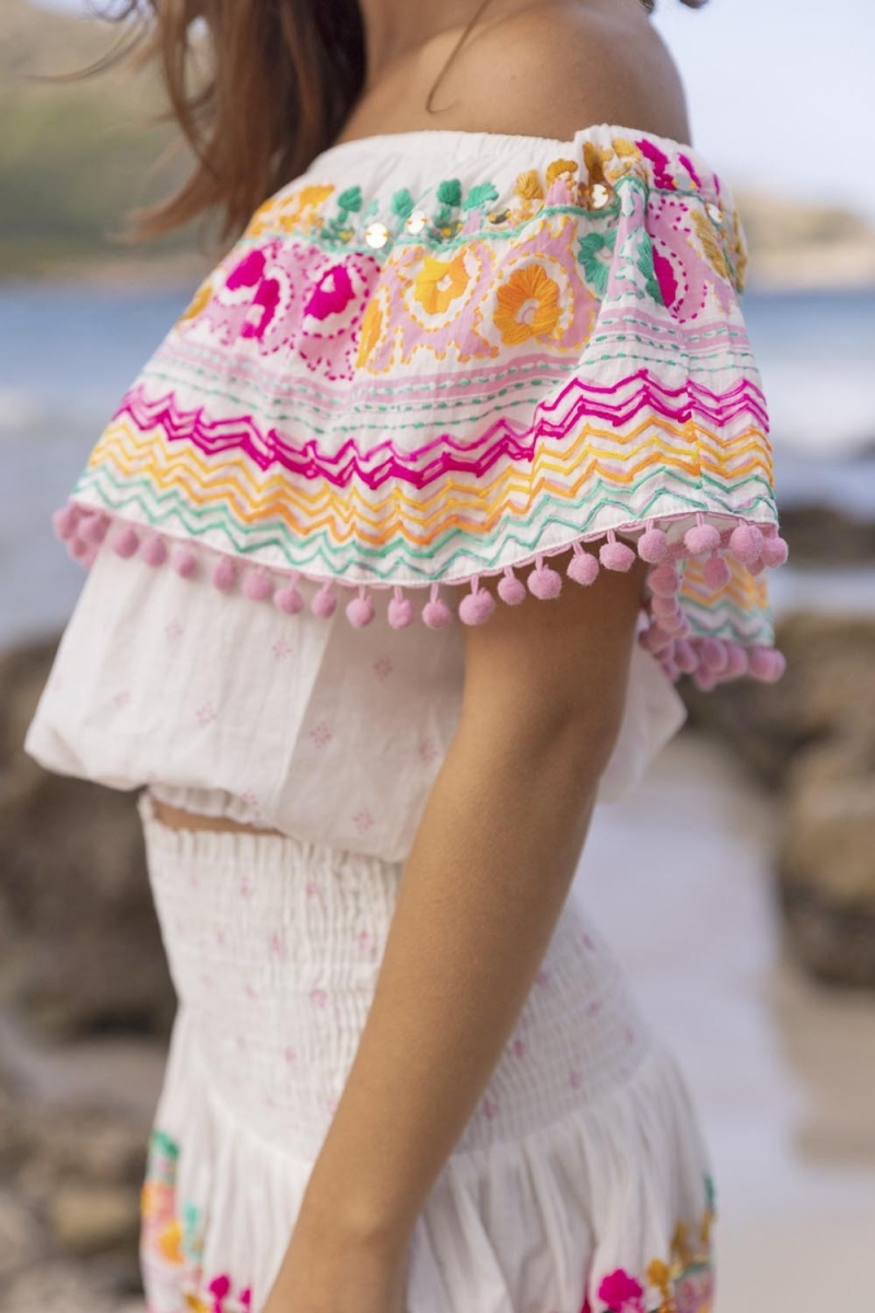 Top Zuma com Ombros à Mostra - Branco - Bordado Colorido - Estilo Boho Chic - Tamanho Único XS/M - Miss June Paris - 2