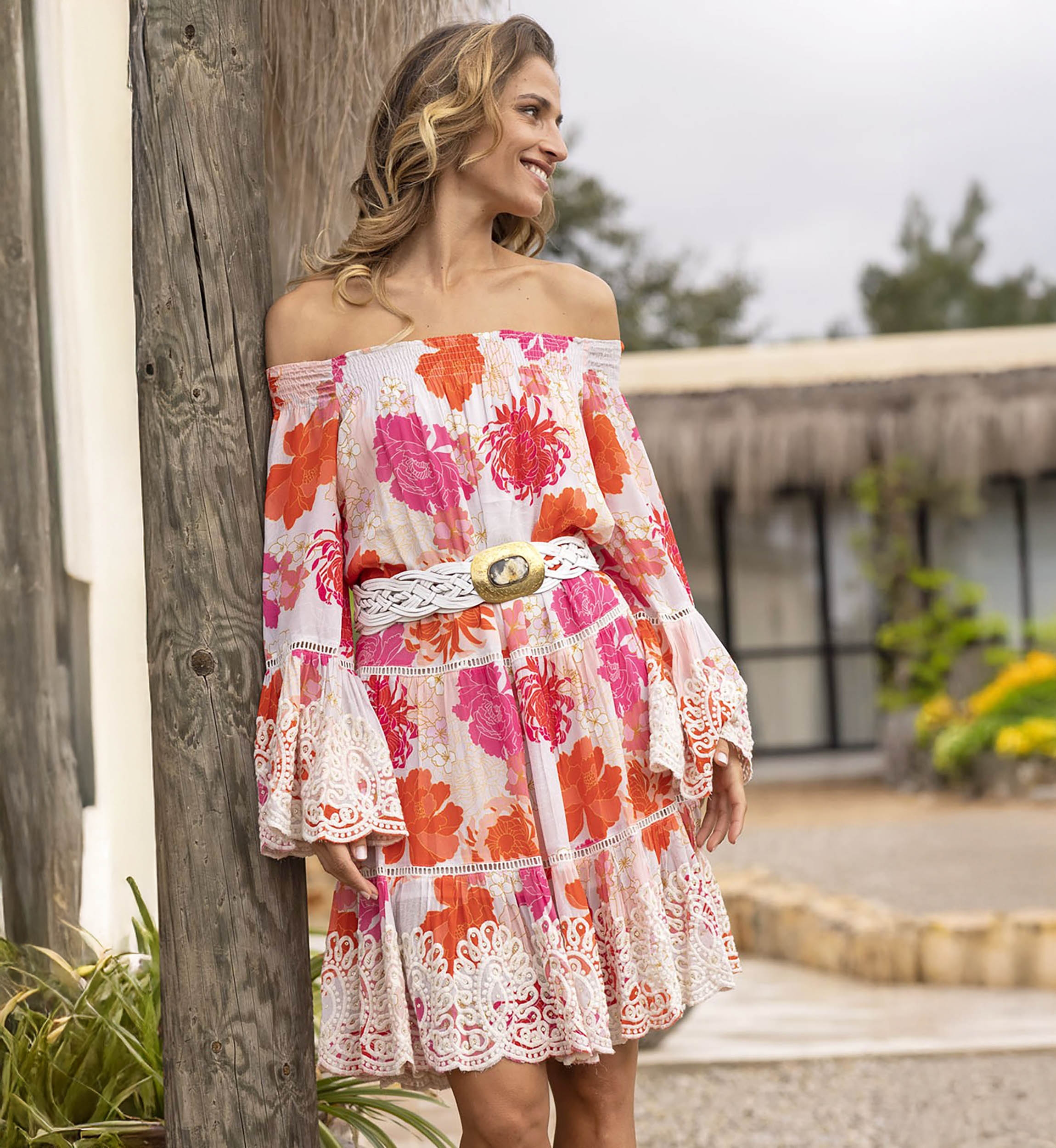 Kurzes Kleid Positano - Weiß - Rosa und Rotes Blumenmuster - Boho-Stil - Lange Ärmel - Miss June Paris - 2
