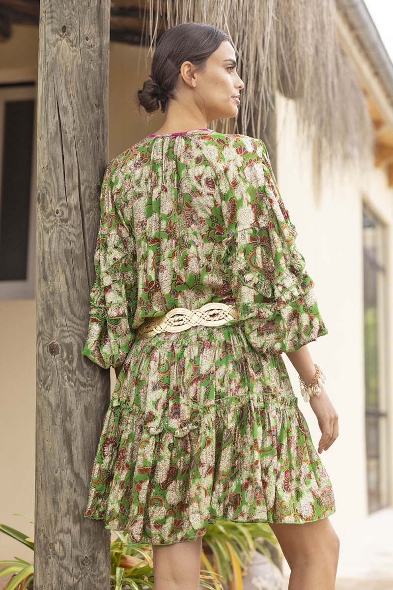 Vestido curto Yumi Miss June Paris com estampa colorida e babados boêmio chique.