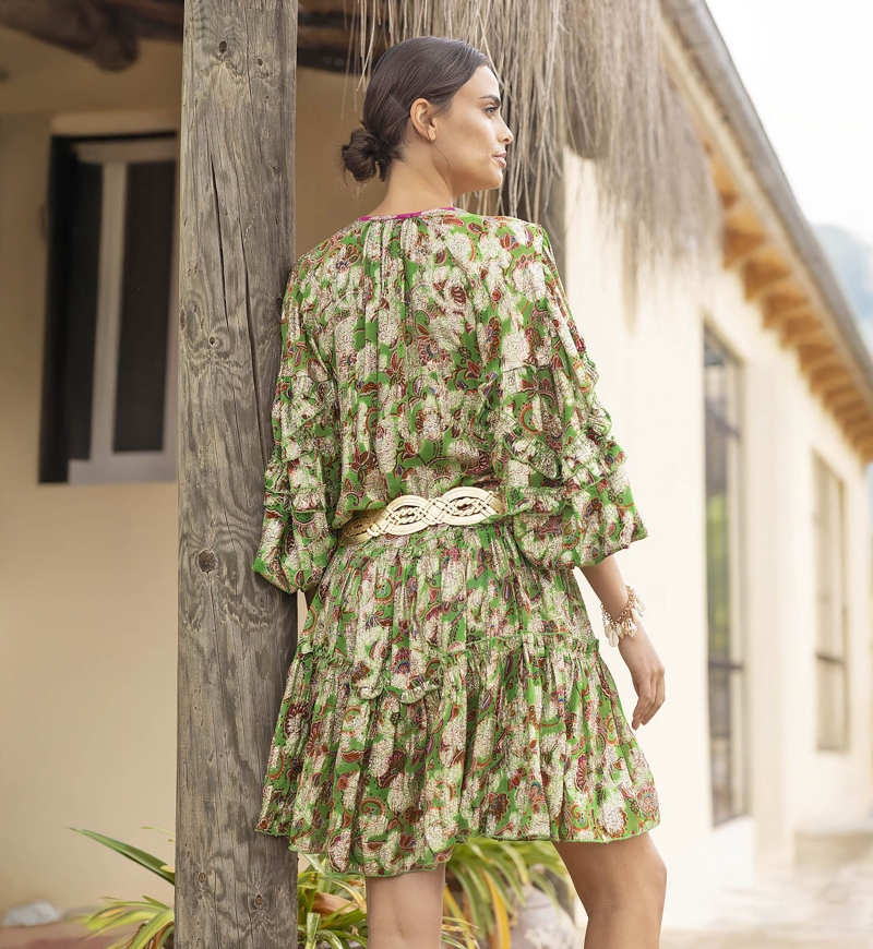 Vestido curto Yumi Miss June Paris com estampa colorida e babados boêmio chique.