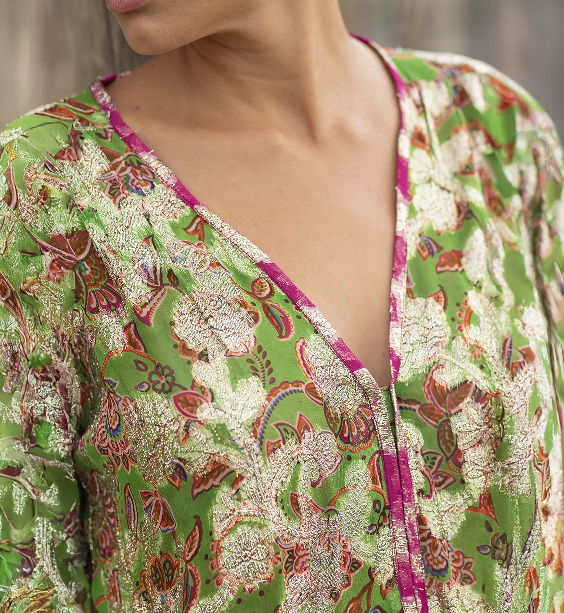 Kurzes Kleid YUMI - grün floral - glänzender Lurex-Druck - lange Ärmel - Miss June Paris - 3