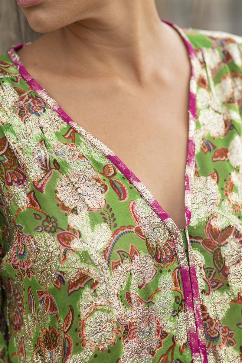 Kurzes Kleid YUMI - grün floral - glänzender Lurex-Druck - lange Ärmel - Miss June Paris - 3