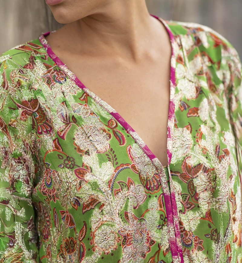 Kurzes Kleid YUMI - grün floral - glänzender Lurex-Druck - lange Ärmel - Miss June Paris - 3